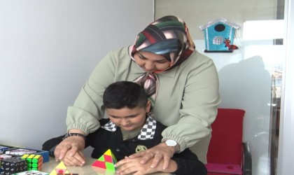 Geliştirdiği rubik küplerle engelli çocukların sosyal hayata katılımına destek sağlıyor