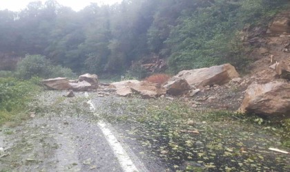 Görelede heyelan grup köy yolunu ulaşıma kapattı