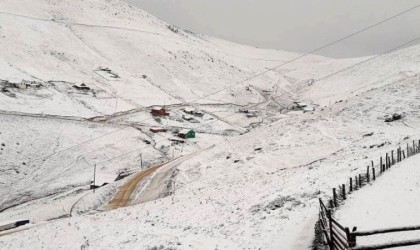 Gümüşhanede yaylalar beyaz örtüyle kaplandı