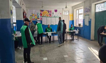 Gürcistan halkı milletvekillerini seçmek için sandık başında