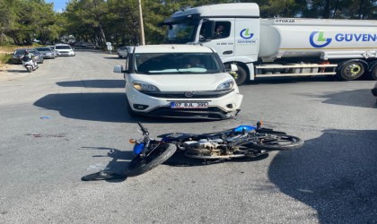 Hafif ticari araç ile motosiklet çarpıştı, motosiklet sürücüsü yaralandı