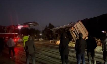 Hakkari-Van yolunda tır devrildi: 1 yaralı