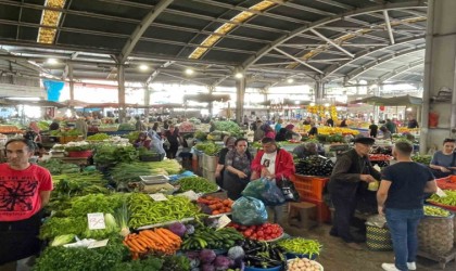 Halk pazarında fiyatlar düştü