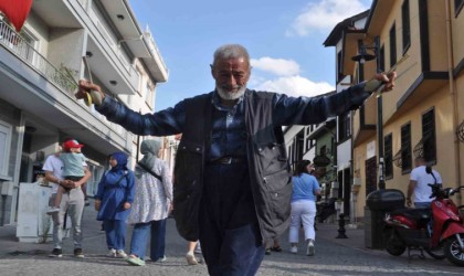 Hamallıktan kalan boş vaktini sokaklarda dans ederek kazanca dönüştürüyor