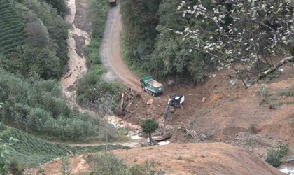 Heyelan sahasında yamaçtan dereye inen toprak için temizleme çalışması başlatıldı