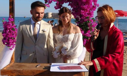 Hollandalı gelin Kızkalesi sahilindeki nikah töreniyle evlendi