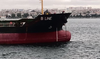 İstanbul Boğazında makine arızası yapan kuru yük gemisi Ahırkapıya çekildi