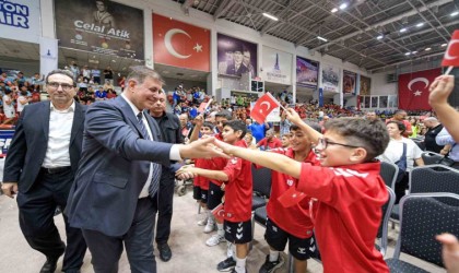 İzmir Büyükşehirden amatör spor kulüplerine 22 milyon liralık can suyu