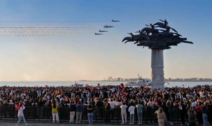 İzmirde Türk Yıldızlarının gösterisi nefes kesti