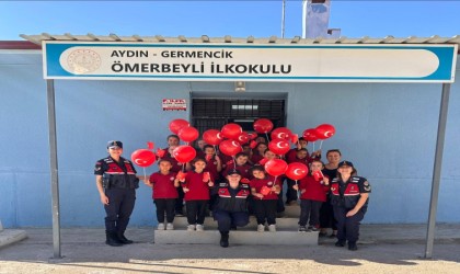 Jandarma ekipleri öğrencilerle birlikte okulu Türk bayrakları ile donattı