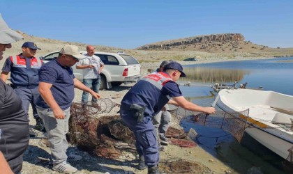 Jandarma kaçak ağ operasyonunda bin metre ağı imha etti