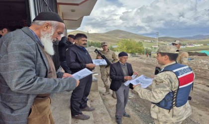 Jandarma köylerde dolandırıcılık konusunda vatandaşları bilgilendiriyor