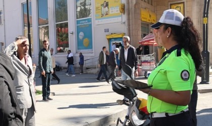 Kadın polise ‘Komutanım diyerek tekmil verdi: O anlar izleyenleri güldürdü