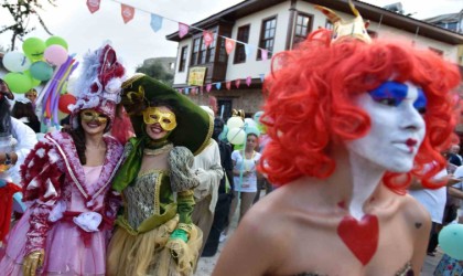 Kaleiçi Old Town Festivalinin korteji 18 Ekimde