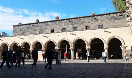 Kaliforniyadan gelen 81 yaşındaki kadın Diyarbakır Ulu Camiye hayran kaldı