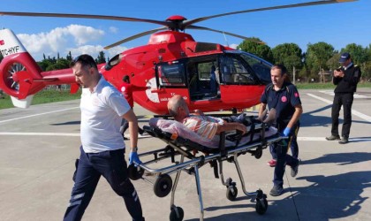 Kalp krizi geçiren yaşlı adamın yardımına ambulans helikopter yetişti