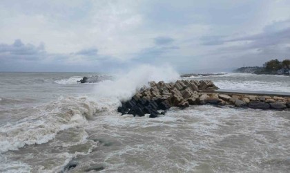 Karadeniz hırçınlaştı dalga boyu 3 metreyi aştı