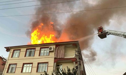 Karamanda binanın çatısı alev topuna döndü, mahalleli sokağa döküldü