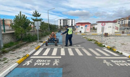 Karsta Jandarma Trafik Eğitim Parkında öğrencilere eğitim verdi