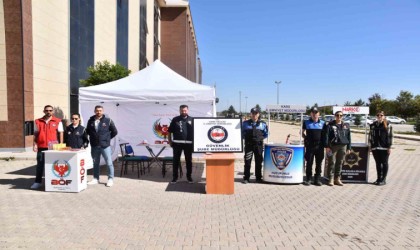 Karsta polis üniversite öğrencilerini bilgilendiriyor