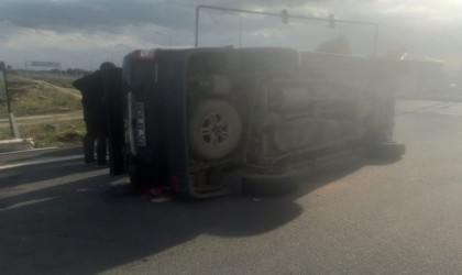 Karsta trafik kazası: Araçlardan biri yan yattı