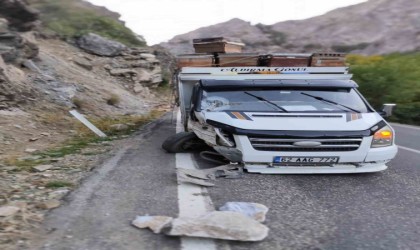 Kayanın isabet ettiği araç kaza yaptı: 10 arılı kovan zayi oldu