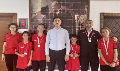 Kaymakam Kahraman dereceye giren sporcuları makamında ağırladı