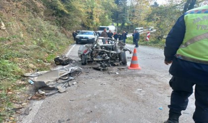 Kaza yapan Fiat Tofaş kağıt gibi dağıldı: 3 yaralı