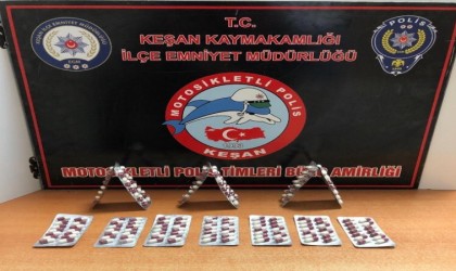 Keşanda araçta yapılan kontrolde 182 sentetik ecza ele geçirildi