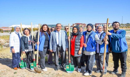 KMÜde Cumhuriyetin 101nci yılına özel 101 meşe fidanı toprakla buluştu