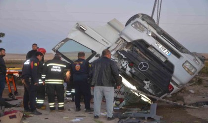 Konyada kontrolden çıkan tır devrildi: 2 yaralı