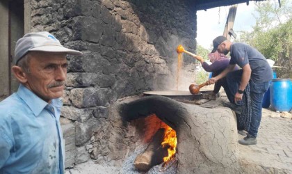 Konyada köy ocağında imeceyle pekmez yapılmaya devam ediliyor