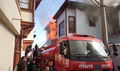 Konyada tarihi evlerin bulunduğu sokaktaki yangın korkuttu