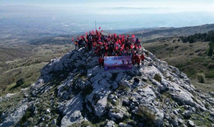 Kösedağın zirvesine dev Türk bayrağı