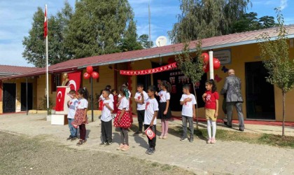 Köy okulundaki çocukların Cumhuriyet Bayramı coşkusu