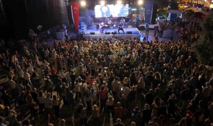 Kuşadası Sokak Festivalinin ilk gününde Necati ve Saykolar rüzgarı esti