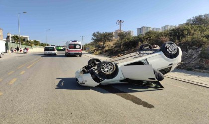 Kuşadasında takla atıp, ters dönen otomobildeki sürücü yaralandı