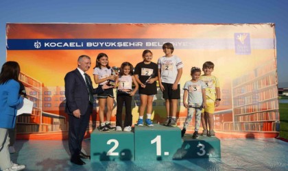 Kuşaklar arası bağları güçlendirmek amacıyla 7den 70e atletizm pistinde yarıştılar