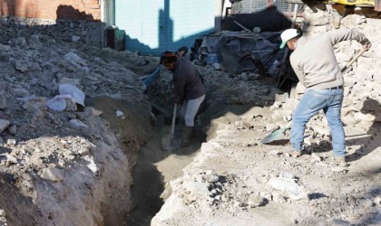 Kütahyanın Andız Mahallesinde deforme olan içme suyu hattı yenileniyor