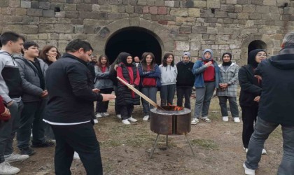 Lise öğrencileri tabyada tarih dersi görmeye devam ediyor