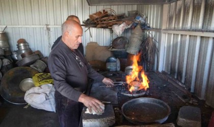 Malatyada 57 yıllık kalay ustası zamana direniyor