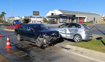 Manavgatta çarpışan otomobiller levhaları yıktı: 3 yaralı