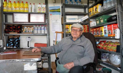 Manisada 82 yıllık esnaf çalışma azmiyle göz dolduruyor