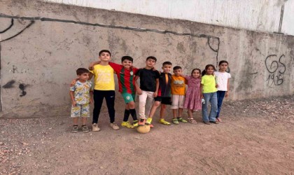 Mardinde çocuklardan, kaymakam amcalarına halı saha talebi