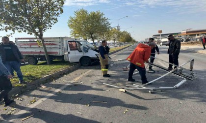 Mardinde sürücüsünün direksiyon hakimiyetini kaybettiği kamyonet elektrik direğine çarptı