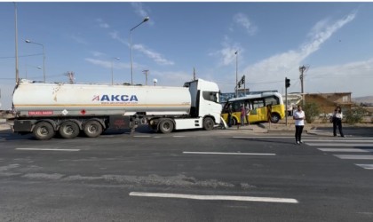 Mardinde tanker ile şehiriçi minibüsü çarpıştı: 1 yaralı