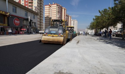 Melikgazi Belediyesi Tınaztepe Mahallesinde asfalt ve çevre düzenlemesi çalışmalarını sürdürüyor