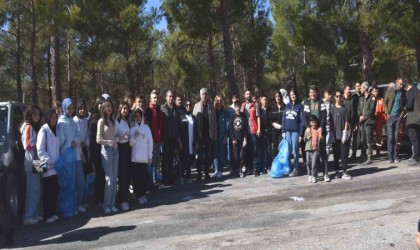 Mersinde öğrencilerden orman temizliği