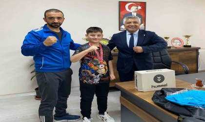 Minik boksörden Tuşba Gençlik ve Spor Müdürü Eseni ziyaret etti