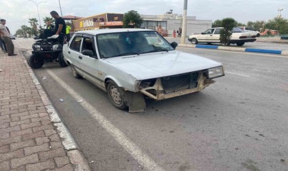 Motosiklet sürücüsü önce otomobile, sonra yayalara çarptı: 3 yaralı